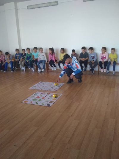 Роботчето Bee-Bot на гости на 16.10.2019г.  - Средно училище Отец Паисий, Куклен