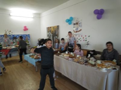 28 ноември 2019 г. - Базар в подкрепа на инициативата на родители за реновиране на детската площадка в училищния двор - Средно училище Отец Паисий, Куклен