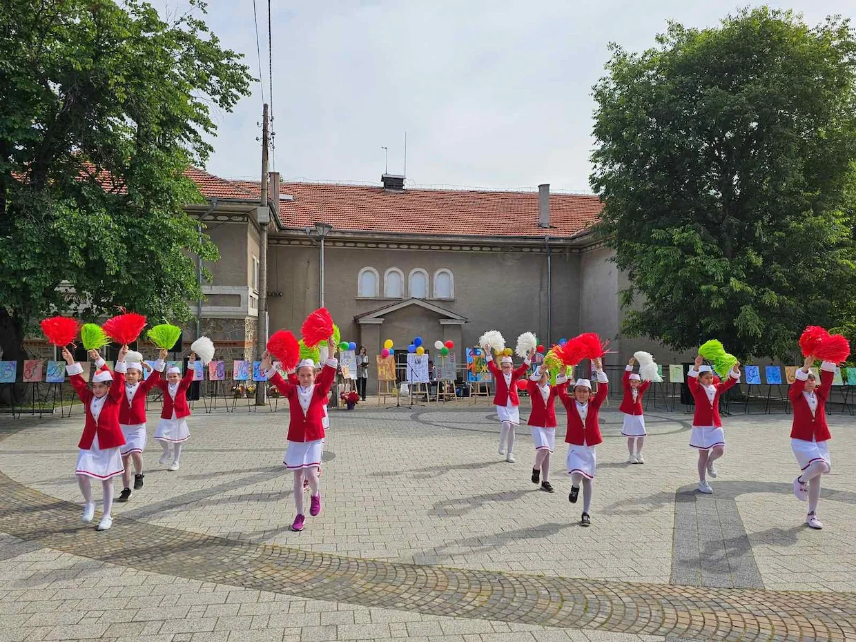 Емоционално изпращане на зрелостниците от Куклен в последния им учебен ден - Средно училище Отец Паисий, Куклен