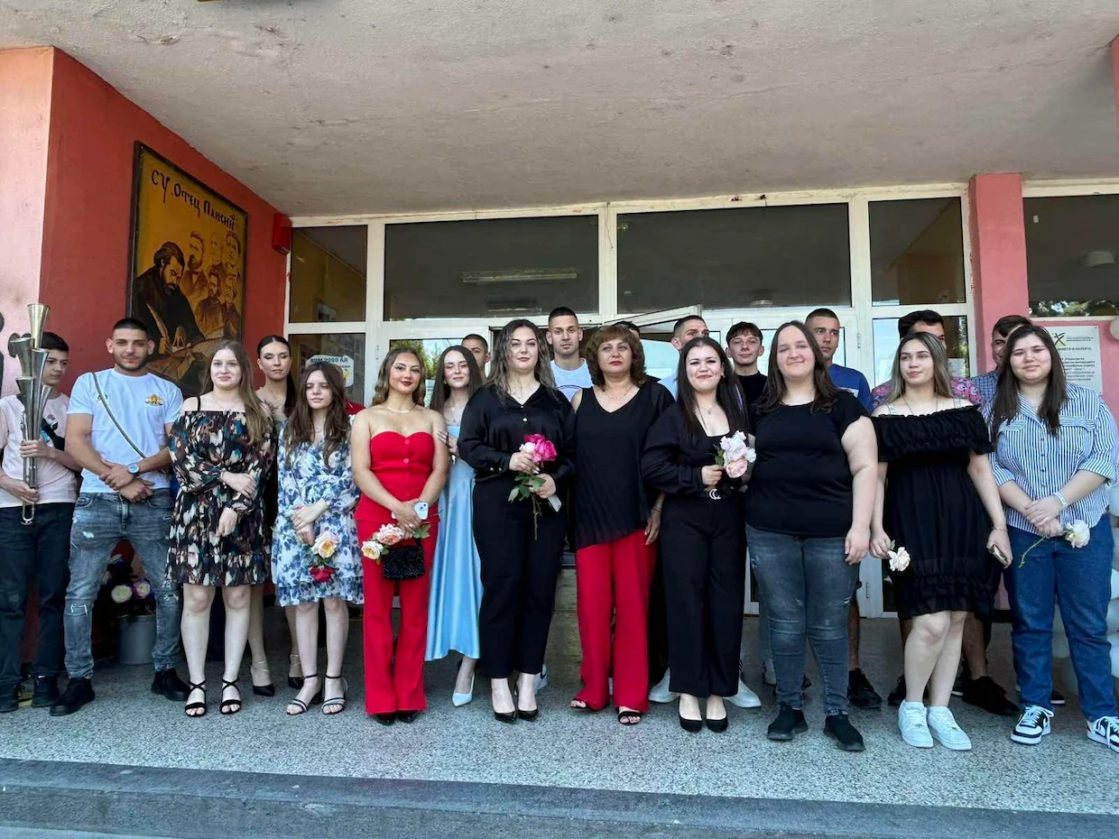 Емоционално изпращане на зрелостниците - Средно училище Отец Паисий, Куклен