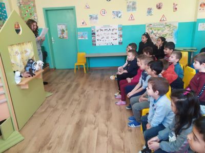 Да разкажем приказка на децата от подготвителната група - Средно училище Отец Паисий, Куклен