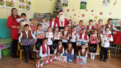 Дядо Коледа на гости в СУ "Отец Паисий", гр. Куклен - Средно училище Отец Паисий, Куклен