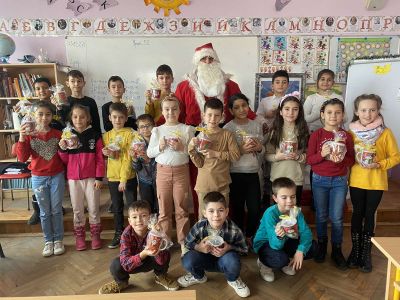 Дядо Коледа на гости в СУ "Отец Паисий", гр. Куклен 5