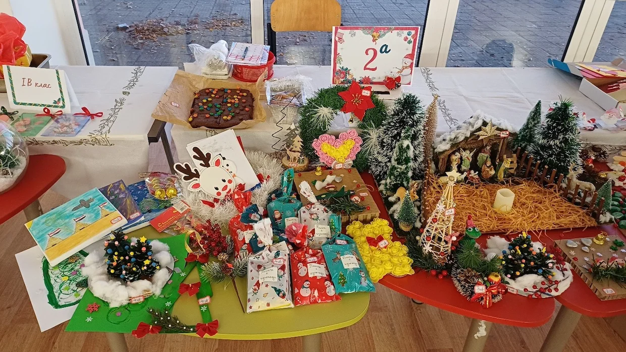 2а клас взеха участие в Коледен базар - Средно училище Отец Паисий, Куклен