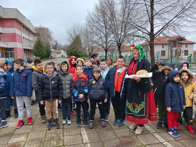 Баба Марта бързала, мартенички вързала 6