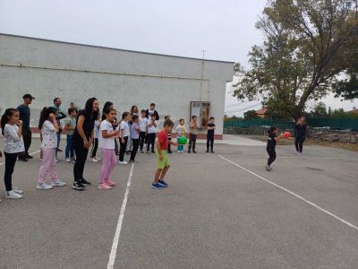 Спортен празник "Мама, татко и аз и моят учител" 5