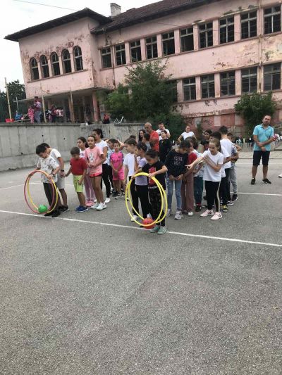 Спортен празник "Мама, татко и аз и моят учител" 8