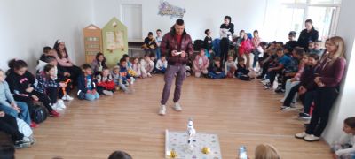 Роботчето bee-bot бе при нас на 18.10.2023г. 2