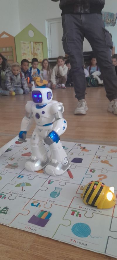 Роботчето bee-bot бе при нас на 18.10.2023г. 4