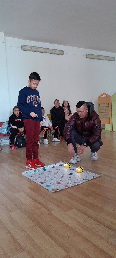 Роботчето bee-bot бе при нас на 18.10.2023г. 5