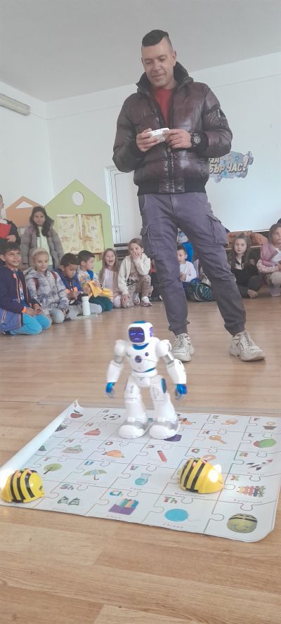 Роботчето bee-bot бе при нас на 18.10.2023г. 6
