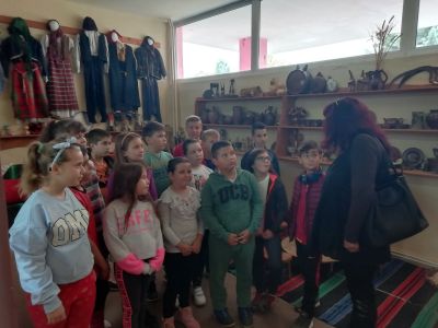 Материална база 8