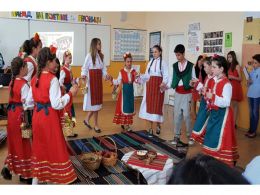 ПАРАД НА ПРОЛЕТНИТЕ ПРАЗНИЦИ - Средно училище Отец Паисий, Куклен