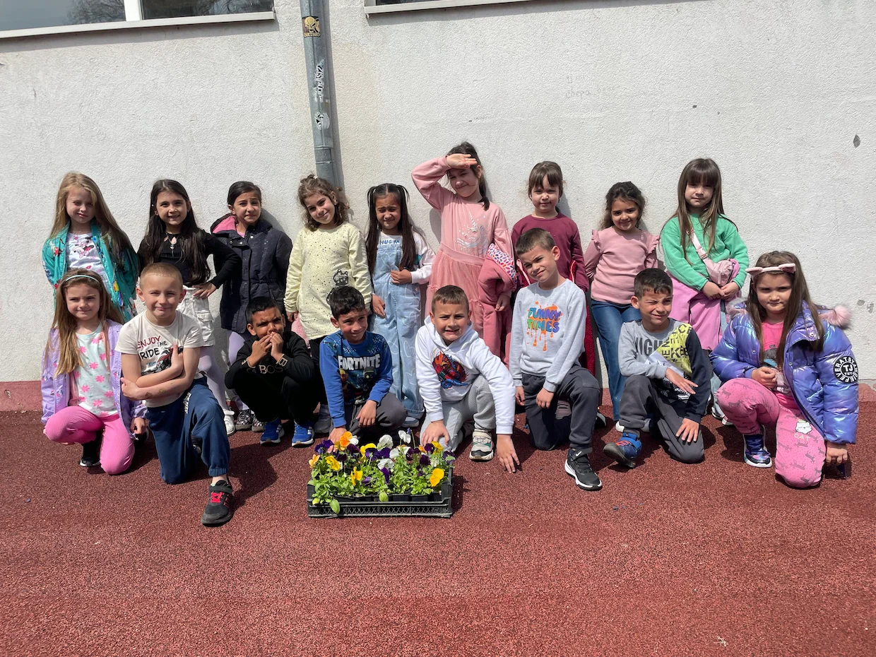 Цветница в училищния двор - Средно училище Отец Паисий, Куклен