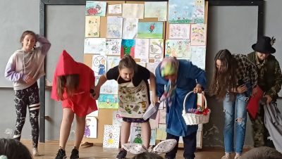 Червената шапчица - драматизация 6б клас - Средно училище Отец Паисий, Куклен