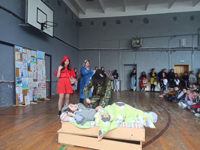 Червената шапчица - драматизация 6б клас - Средно училище Отец Паисий, Куклен
