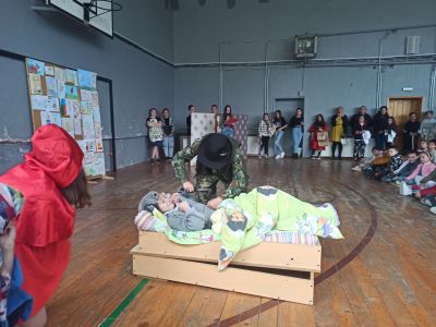 Червената шапчица - драматизация 6б клас - Средно училище Отец Паисий, Куклен