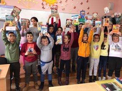 Дарихме книги за библиотечния кът в класната стая - Средно училище Отец Паисий, Куклен