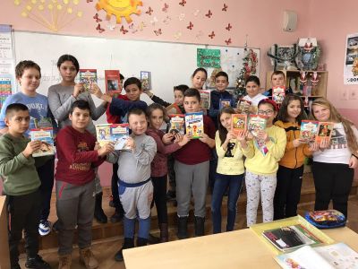 Дарихме книги за библиотечния кът в класната стая - Средно училище Отец Паисий, Куклен