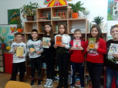 Дарихме книги за библиотечния кът в класната стая - Средно училище Отец Паисий, Куклен