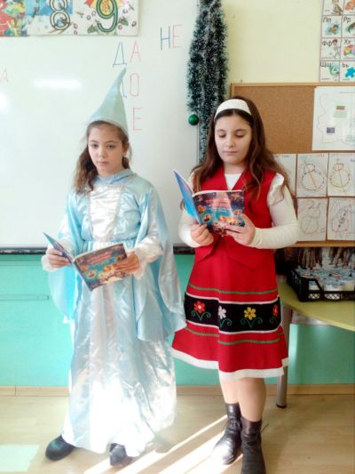 Ученици от 4 клас четат приказки на децата от ПГ - Средно училище Отец Паисий, Куклен