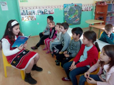 Ученици от 4 клас четат приказки на децата от ПГ - Средно училище Отец Паисий, Куклен