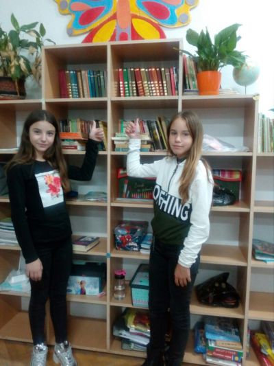 Дарихме книги за библиотечния кът в класната стая - Средно училище Отец Паисий, Куклен