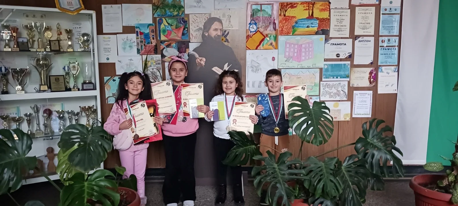 Грамоти и  медали  за  краснопис  и  най-добър  математик - Средно училище Отец Паисий, Куклен
