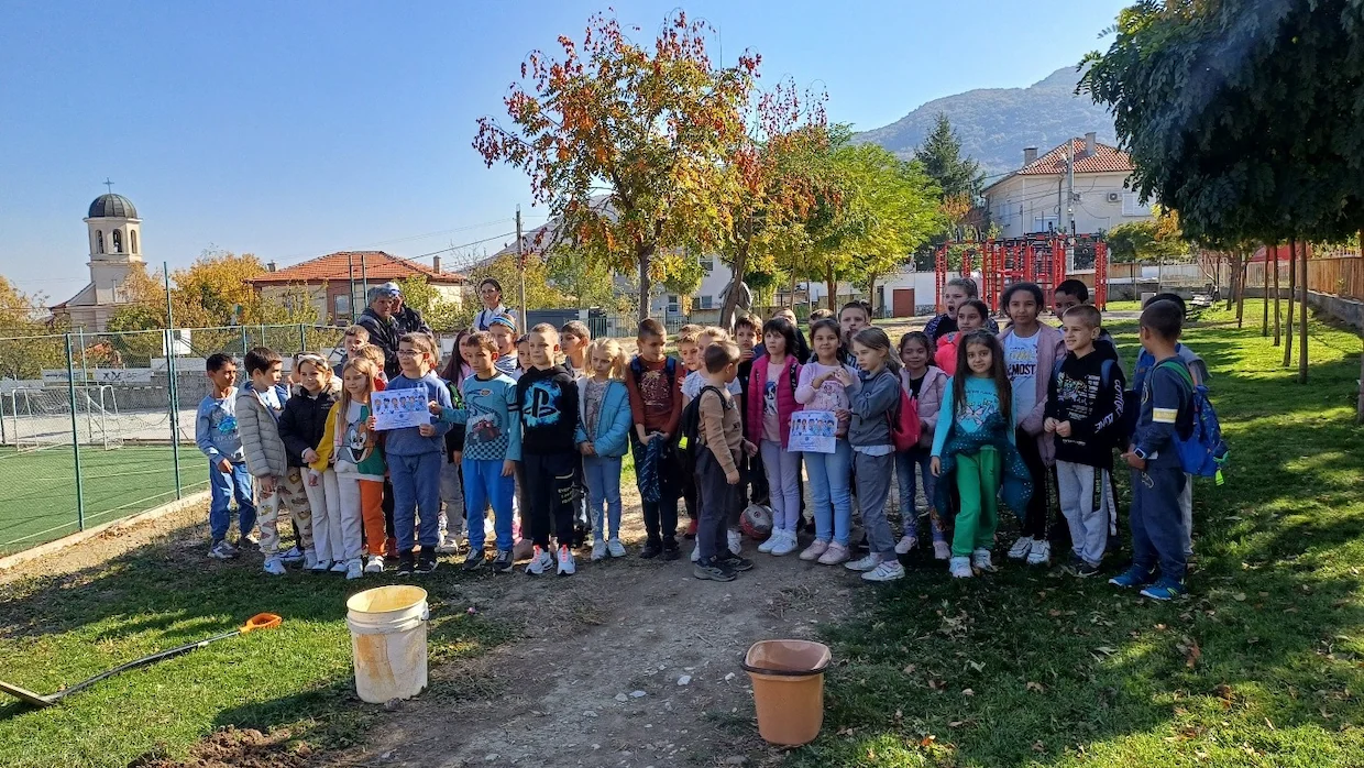 Засаждане на дръвче от 2а клас - Средно училище Отец Паисий, Куклен