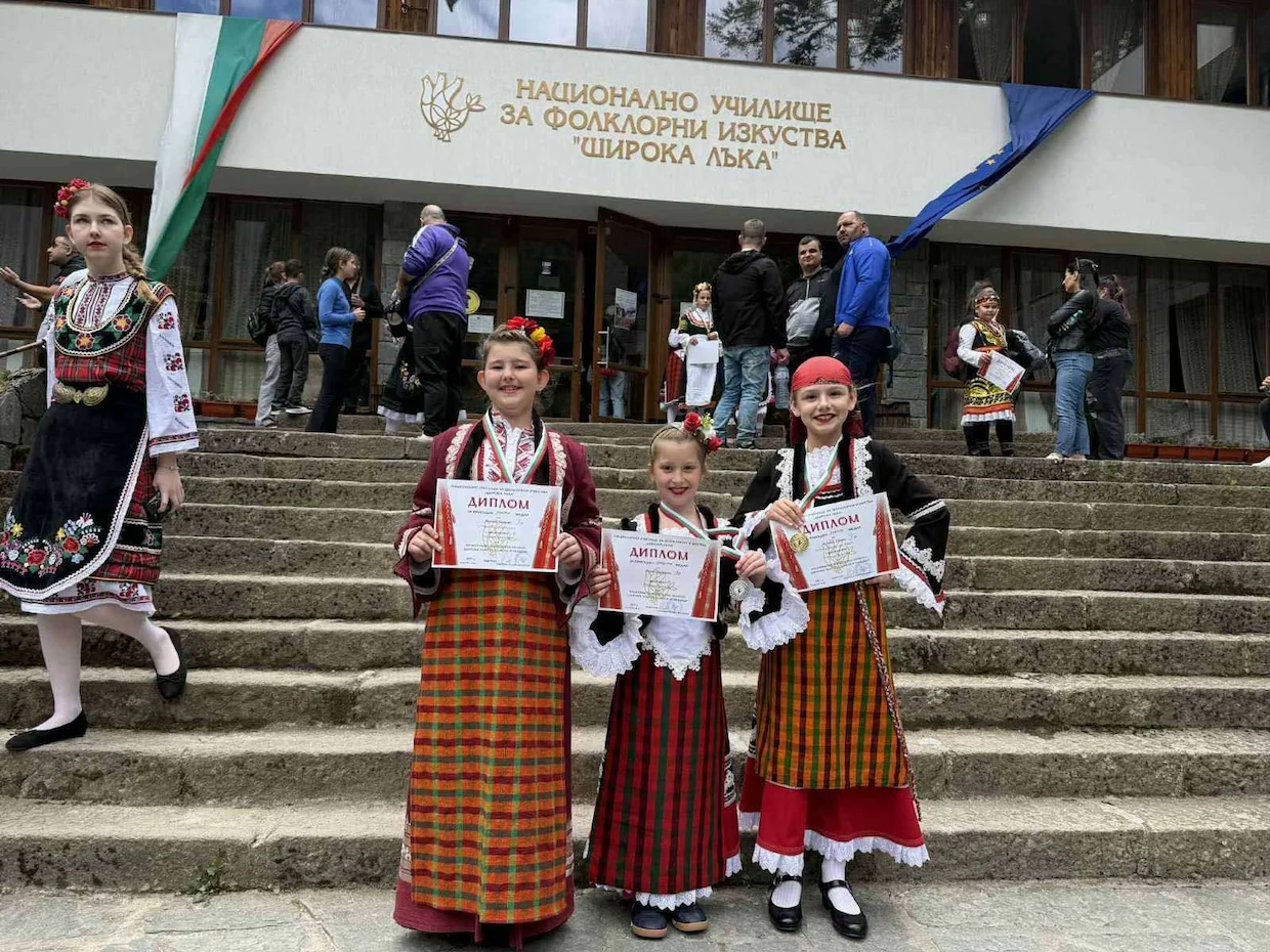 Златни медали на националния фолклорен конкурс 'Широка лъка пее, свири и танцува' - Средно училище Отец Паисий, Куклен